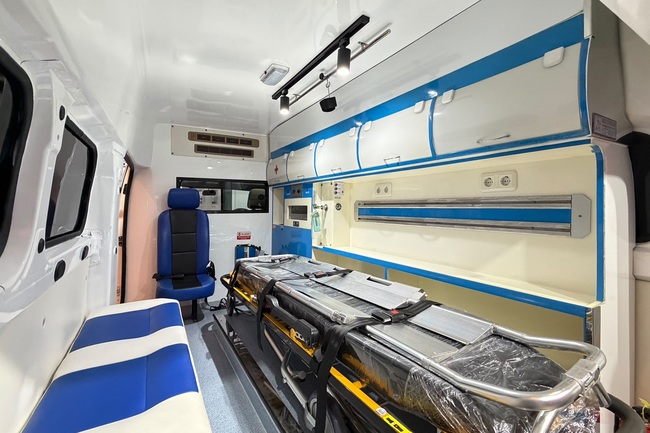 Wuling Mitra EV Ambulans yang ditampilkan di pameran EDRR 2026 telah dilengkapi dengan sejumlah perangkat medis sesuai standar gawat darurat