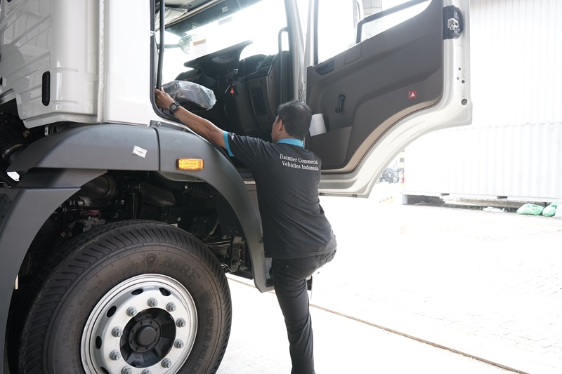 Posisi 3 Titik Tumpu dalam Menaiki Truk Mercedes Benz Axor