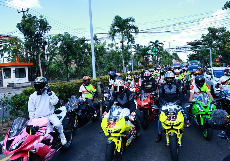 Marco Bezzecchi 72 mengarungi jalanan Bali dalam sebuah konvoi bersama komunitas motor lokal