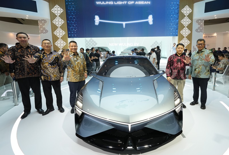 Jajaran Manajemen Wuling bersama Wuling Light of ASEAN