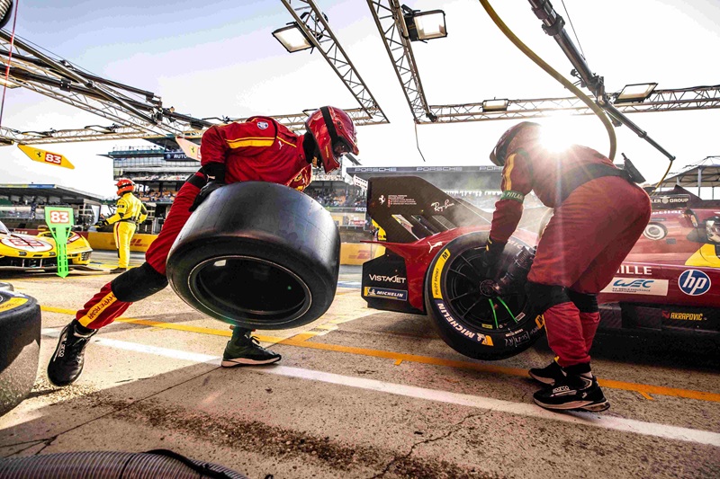 Tim Ferrari di Paddock pada Balapan 24 Jam Le Mans 