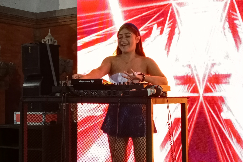 DJ PERFORMANCE Ikut memanaskan suasana dengan musiknya yang enerjik