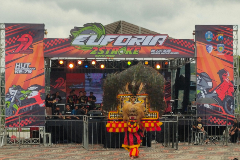 Pagelaran Seni Budaya Reog Menjadi Hiburan Event Euforia 2 Stroke Kota Reog