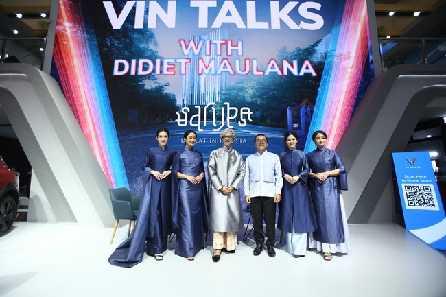 OTOTREND.COM. Menyemarakkan gelaran pameran Gaikindo Indonesia International Auto Show (GIIAS) 2025, PT Hyundai Motors Indonesia (HMID) secara resmi meluncurkan produk terbaru world premiere Hyundai Stargazer Cartenz dan Stargazer Cartenz X.   Hadirnya produk terbaru ini tentunya untuk menjawab kebutuhan keluarga dan professional di Indonesia. Produk ini hadir dengan desain yang lebih modern berikut kenyamanan optimal serta fitur yang maksimal. Ju Hun Lee, President Director PT Hyundai Motors Indonesia mengatakan bahwa peluncuran Stargazer Cartenz dan Stargezer Cartenz X di GIIAS 2025 menjadi langkah penting bagi Hyundai dalam menghadirkan kendaraan yang benar-benar sesuai dengan kebutuhan masyarakat Indonesia.  Tidak hanya itu, Fransiscus Soerjopranoto selaku chief Opertaing Officer PT Hyundai Motor Indonesia juga menambahkan bahwa melalui Stargazer Cartenz dan Stargezer Cartenz X, Hyundai ingin membawa warisan kesuksesan Hyundai Stargazer ke tingkat yang lebih tinggi. “Pembaruan ini tidak hanya menyempurnakan model sebelumnya, tetapi juga memperkuat daya saing Hyundai di segmen MPV dan MPV crossover melalui fitur yang lebih canggih dan kenyamanan yang lebih maksimal. Kami yakin kehadiran kedua model ini akan semakin memperkuat posisi Hyundai Stargazer sebagai kendaraan pilihan masyarakat Indonesia,” paparnya.  Stargazer Cartenz dan Stargazer Cartenz X dilengkapi berbagai fitur unggulan, salah satunya adalah teknologi Hyundai SmartSense (HSS) yang akan menjaga keselamatan secara maksimal selama berkendara. Salah satu fitur unggulannya yaitu Rear and Front Parking Distance Warning, Smart Cruise Control with Stop & Go, Blind Spot View Monitor (BVM) dan Surround View Monitor (SVM) untuk pengalaman berkendara terbaik di kelasnya.  Stargazer Cartenz tersedia dalam empat varian, yaitu Trend, Style, Smart HSS (Hyundai SmartSense), dan Prime HSS (Hyundai SmartSense). Sementara itu Stargazer Cartenz X hadir dalam tiga varian, yaitu Prime Package, Style, Trend. Keduanya juga hadir dengan pilihan warna Creamy White Pearl, Midnight Black Pearl, Magnetic Silver Metallic, dan Titan Gray Metallic. Dan khusus Stargazer Cartenz X, Hyundai juga menghadirkan pilihan opsi warna matte yaitu Gravity Gold Matte dan Optic white Matte dengan tambahan biaya sebesar Rp. 3,5 juta.  Hyundai Stagazer Cartenz dan Stargazer Cartenz X tersedia secara nasional mulai 23 Juli 2025 dengan harga (OTR Jakarta) : ● STARGAZER Cartenz Trend MT : Rp. 269,9 juta. ● STARGAZER Cartenz Trend IVT : Rp. 279,9 juta. ● STARGAZER Cartenz Style MT : Rp. 289,9 juta. ● STARGAZER Cartenz Style IVT : Rp. 299,9 juta. ● STARGAZER Cartenz Smart HSS : Rp. 332,9 juta. ● STARGAZER Cartenz Prime HSS : Rp. 350,4 juta. ● STARGAZER Cartenz X Trend : Rp. 361,9 juta. ● STARGAZER Cartenz X Style : Rp. 374,9 juta. ● STARGAZER Cartenz X Prime Package : Rp. 391,9 juta.  Naskah / Foto : Masdon