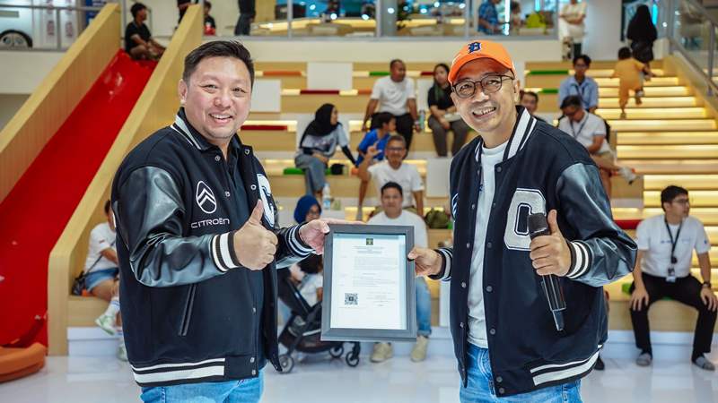 Foto 2. Ferdinan Hendra Head of Sales Marketing Citroën Indonesia bersama Dudy Sulistyo Ketua Umum Croisant dalam momen penyerahan AD ART yang mengukuhkan struktur organisasi kode etik serta visi misi komun