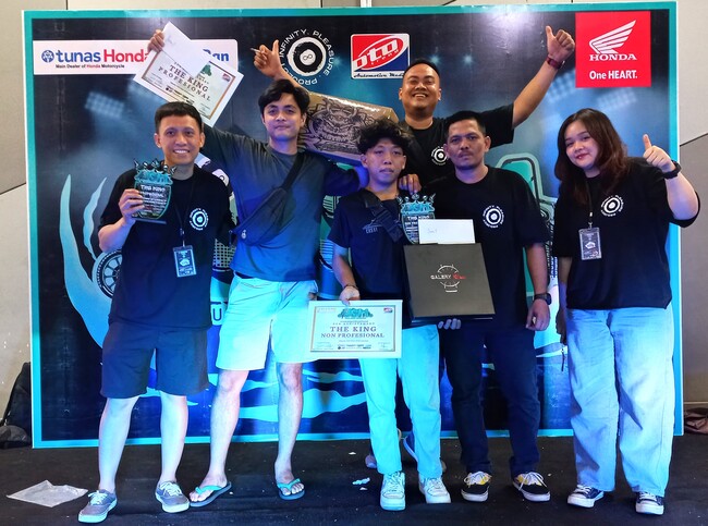 THE KING OF USM VOL. 2 – 2025. Dianugerahi Penghargaan Oleh Trio Penggerak Infinity Pleasure Project By Bang NAM, Ovie Yesenia & Prasetya Wibisono.