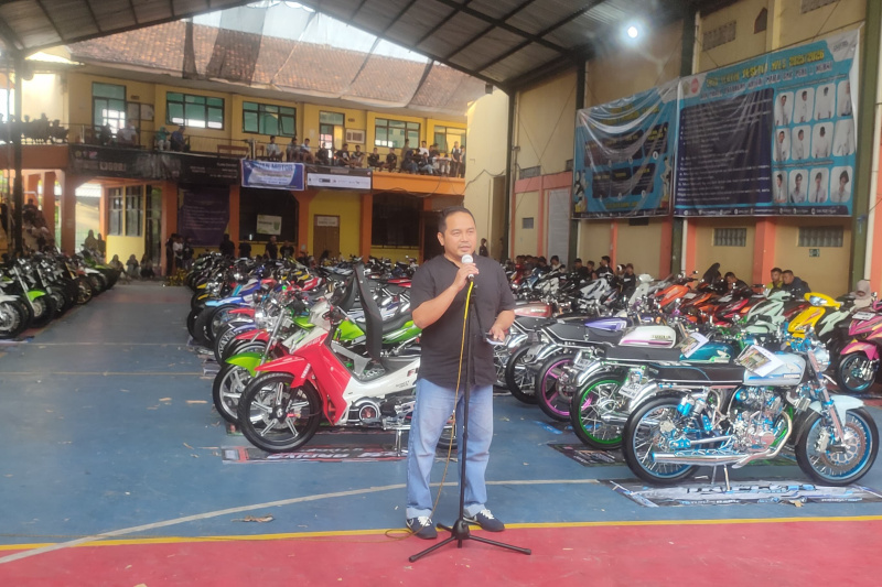 Farid Samsul Hadi S.Pd M.Pd Selaku kepsek SMK PGRI 1 Ngawi Memberi Sambutan