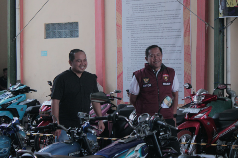 Wakil Bupati Kab. Ngawi Didampingi Oleh Kepsek SMK 1 PGRI Ngawi Meninjau Langsung Motor Kontestan