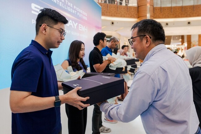 Foto 03 Constantinus Herlijoso selaku Sales Channel Development Director Geely Auto Indonesia menyerahkan secara simbolis kepada para konsumen pertama Geely Starray EM i