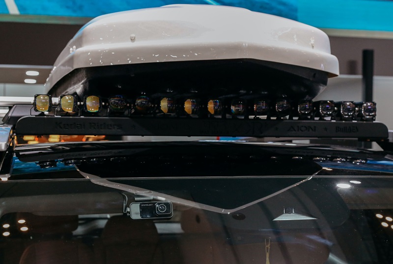 AION V dengan modifikasi Roof Box dan Roof Rack LED Bar