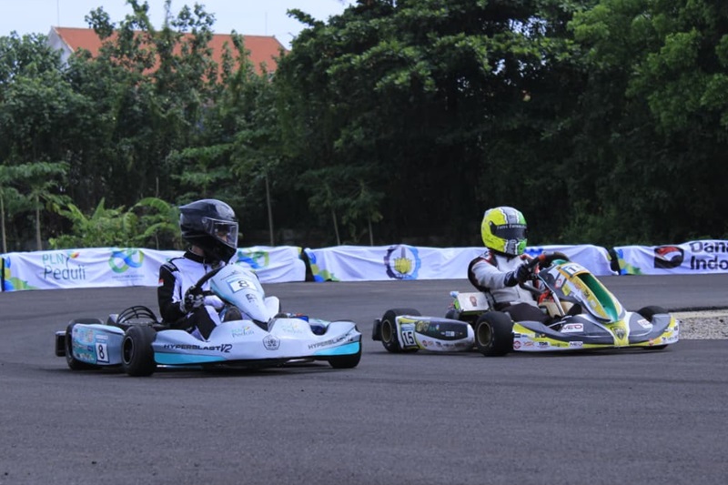 Gokart listrik dari tim Hyperblast V2 Politeknik Negeri Semarang kiri berusaha menyalip tim TMS Universitas Indonesia Motorsport di Sirkuit ITS
