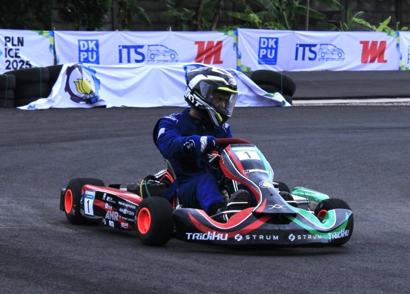 Salah satu mobil gokart dari ITS Anargya EV Kart saat melaju dalam Kompetisi Gokart Listrik PLN ICE 2025 di Sirkuit ITS