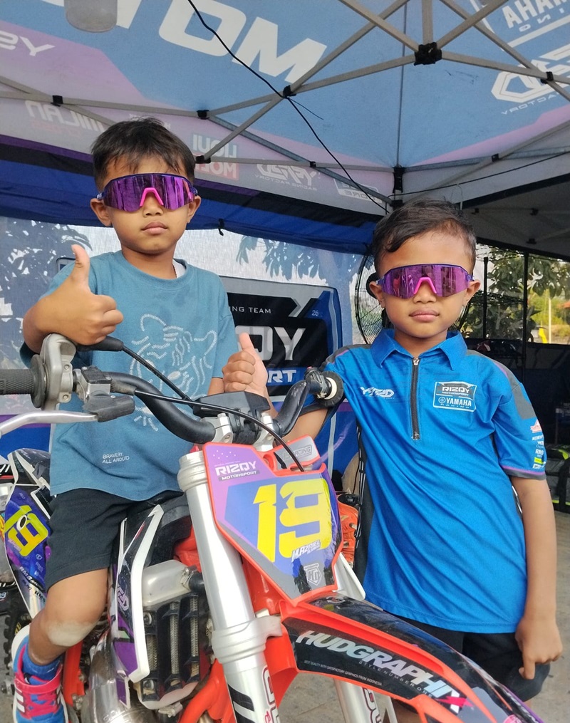 Azriel Alsakha bersama sang adik