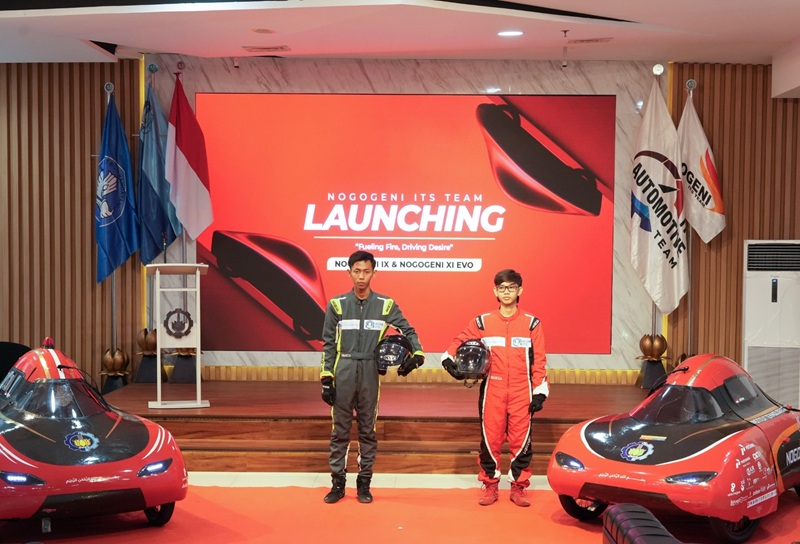 Driver Nogogeni IX dan Nogogeni XI EVO bersama kedua mobil pengembangan terbaru di GRIT Gedung Research Center ITS